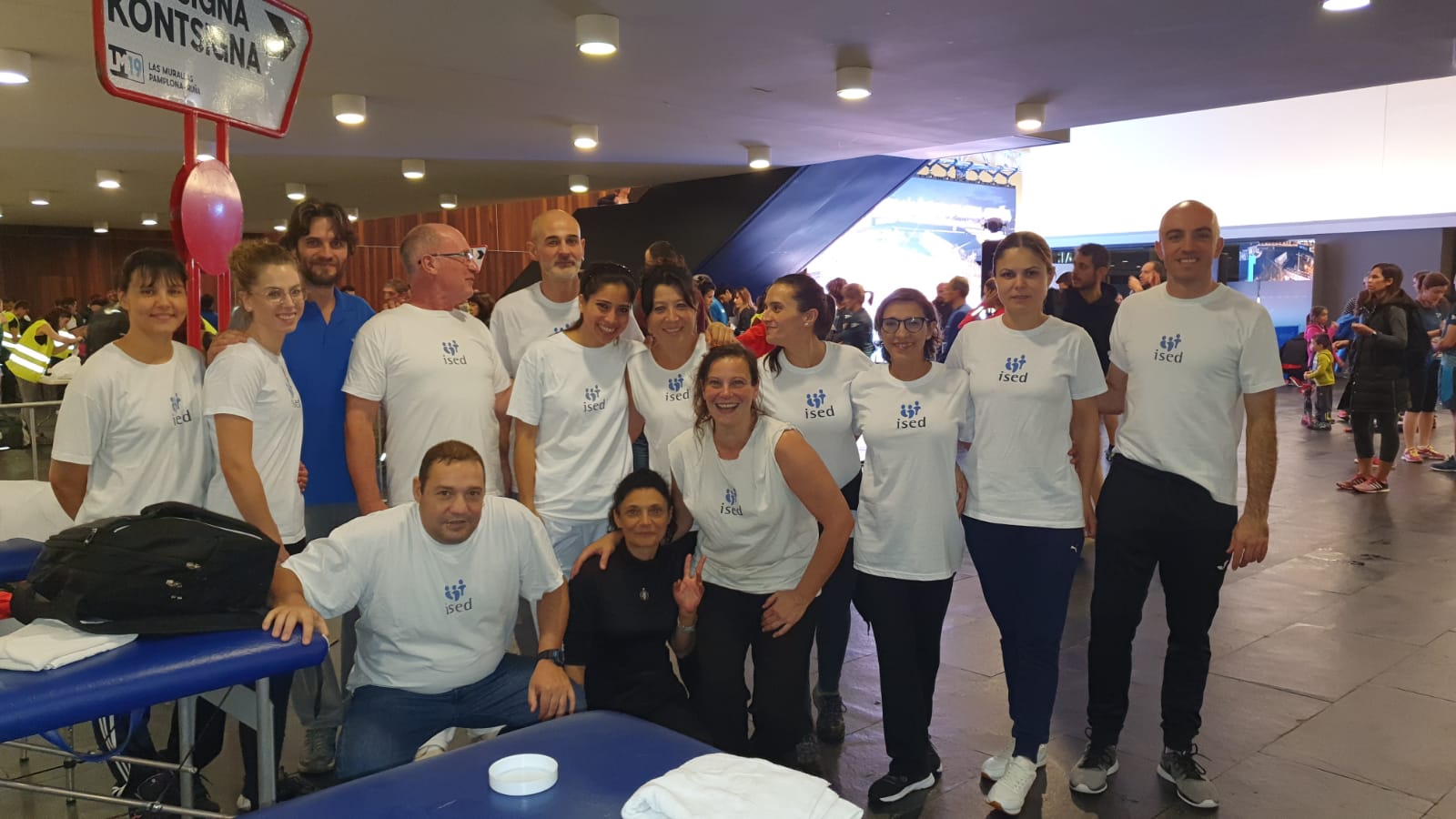 Maite García con el equipo de ISED en evento profesional de quiromasaje